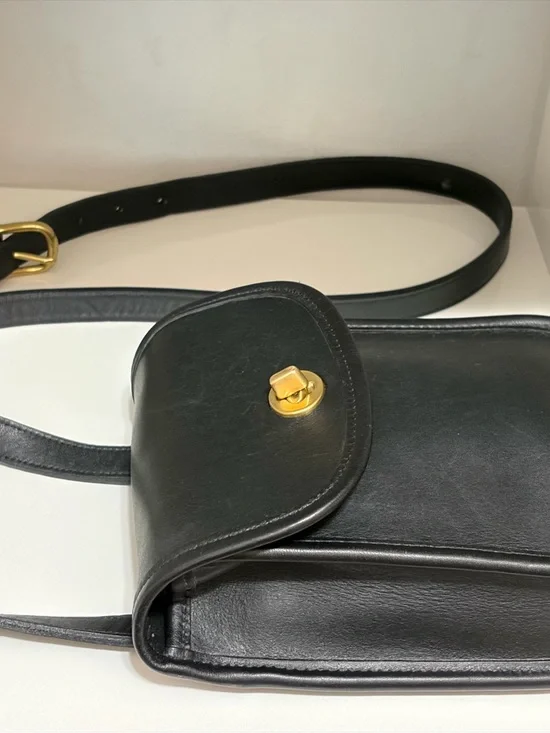 Vintage Coach Small Sidepack (#9978) Black Leather Handbag with Brass Turnlock - Picture 3 of 13